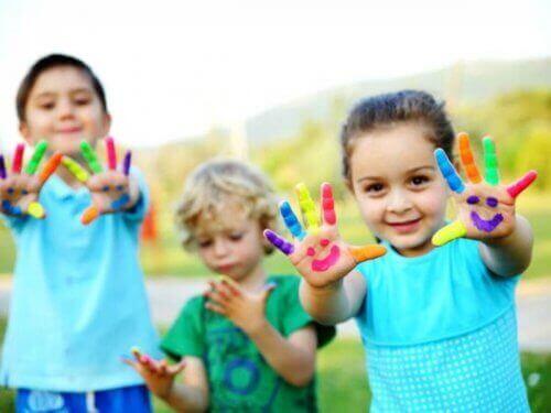 Dzieci z pomalowanymi dłońmi
