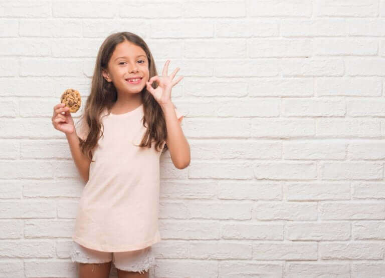 Dziewczynka z ciastkiem - wzmocnienie pozytywne i negatywne