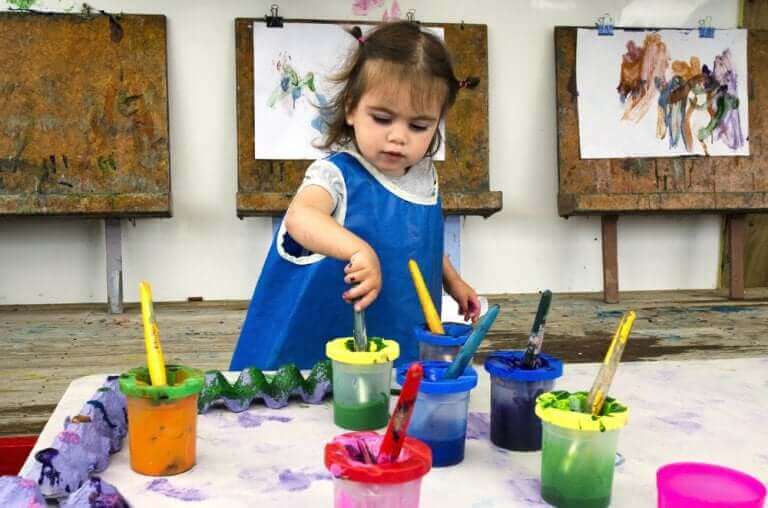 Malująca dziewczynka - jak rozbudzić w dziecku talent artystyczny?