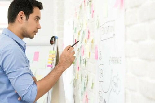 Mężczyzna przy notatkach