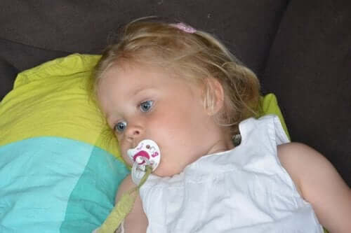 Dziewczynka ze smoczkiem