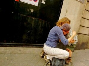 Mama przytulająca dziecko