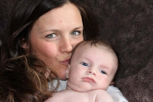 Mama całuje dziecko - nie jesteś już w ciąży