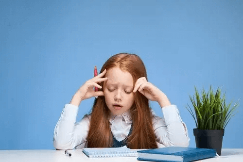 Dziewczynka przy zadaniu