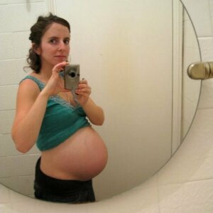 Kobieta w ciąży przed lustrem