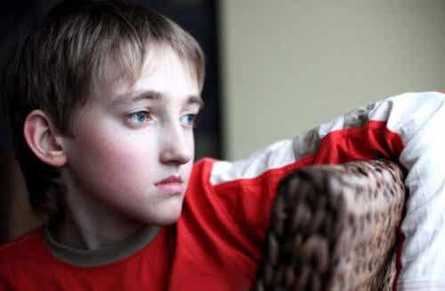 Smutny chłopiec