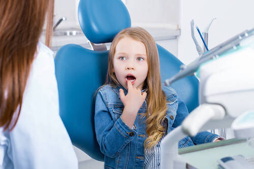Dziewczynka u dentysty