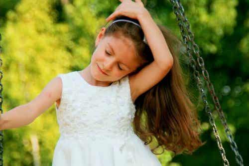 Dziewczynka na huśtawce