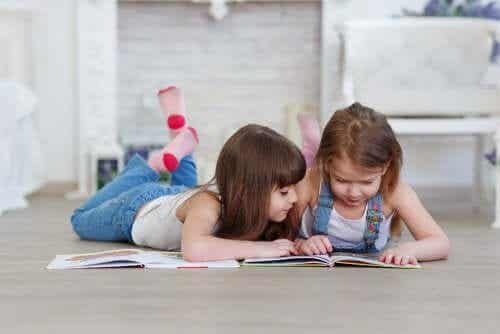 Dziewczynki czytające na podłodze