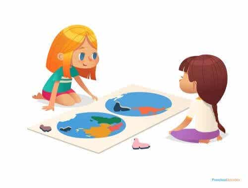 Dziewczynki przy mapie