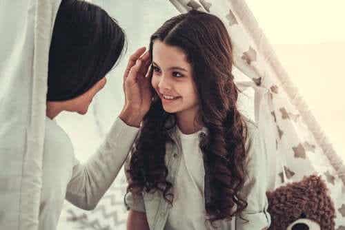 Mama rozmawiająca z uśmiechniętą córką