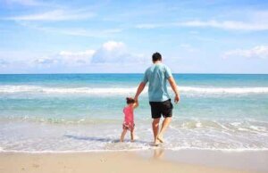 Dziecko na plaży z ojcem
