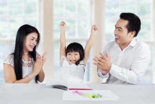 Rodzice gratulujący córce - pozytywna uwaga