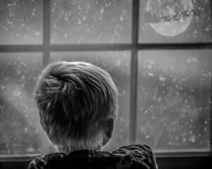 Dziecko przy oknie