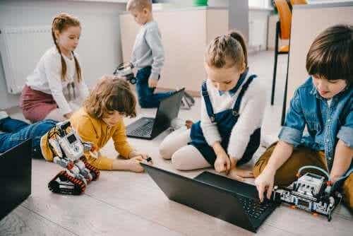 Dzieci z laptopami