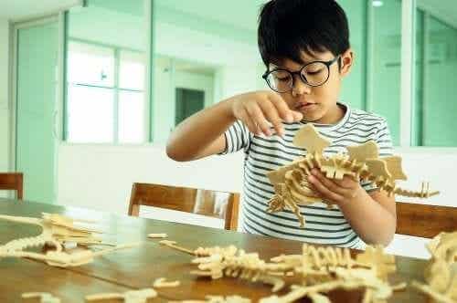 Dziecko buduje model
