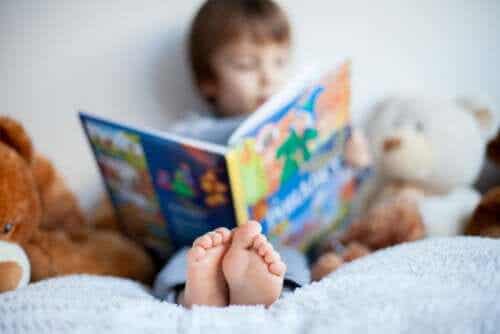 Dziecko czyta książkę