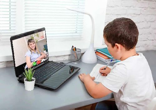 Dziecko odrabia lekcje