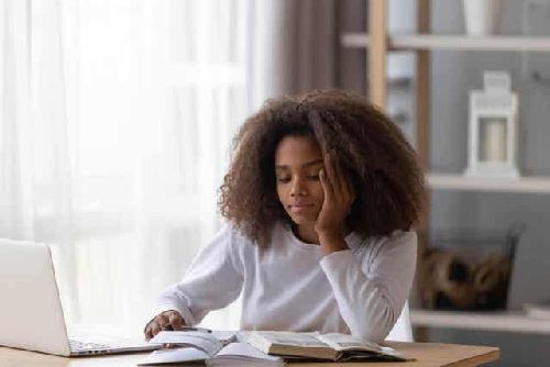 Dziewczynka nad lekcjami