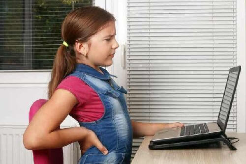 Dziewczynka przed komputerem