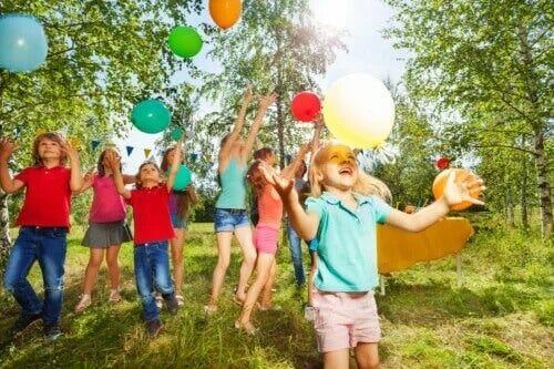 4 gry na świeżym powietrzu, które ożywią imprezy dla dzieci