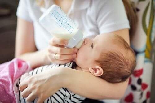 Specjalne mleko modyfikowane dla niemowląt: co powinnaś o nim wiedzieć?