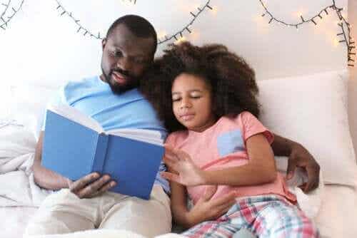 Ojciec czyta córce