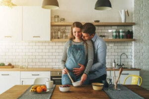 Mity na temat jedzenia w czasie ciąży - poznaj najpopularniejsze z nich!