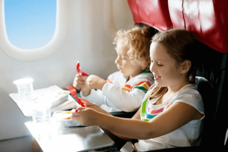 Na wakacjach: jak wygląda latanie z dziećmi od strony prawnej?