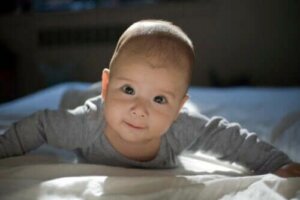 Kiedy powinnaś zacząć kłaść dziecko na brzuszku?