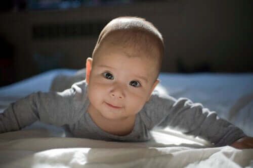 Kiedy powinnaś zacząć kłaść dziecko na brzuszku?