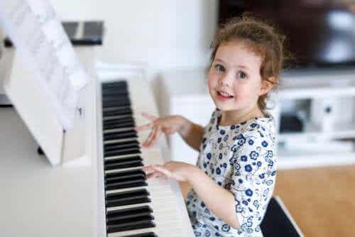 Dziecko przy pianinie