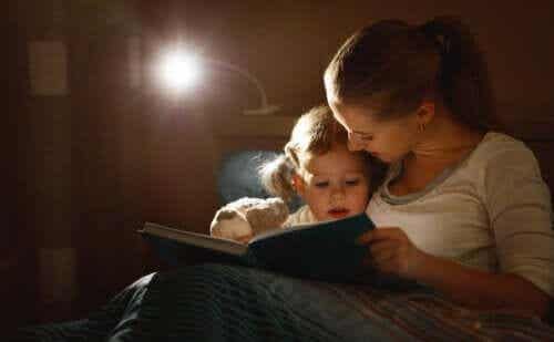 Matka czyta dziecku