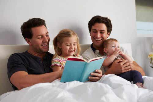 Rodzina czyta dzieciom