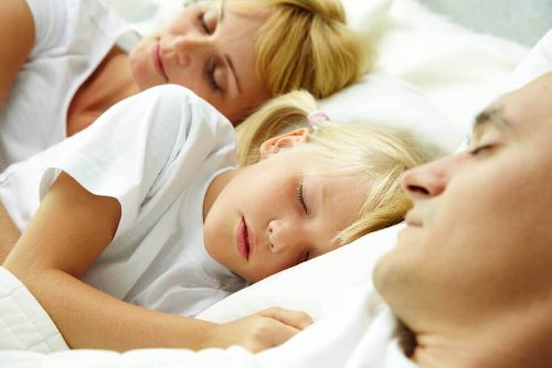 Czy należy pozwalać dzieciom na spanie z rodzicami?