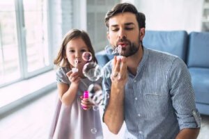 4 zabawy z wodą, które możesz zorganizować w domu