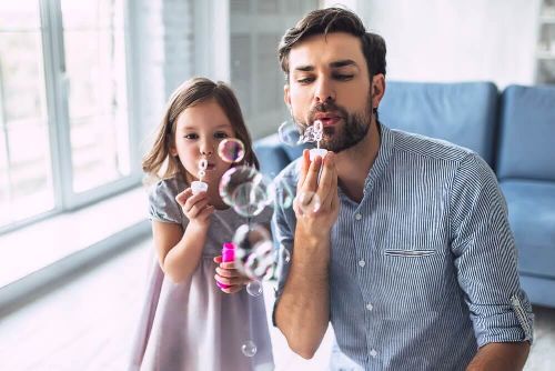 4 zabawy z wodą, które możesz zorganizować w domu