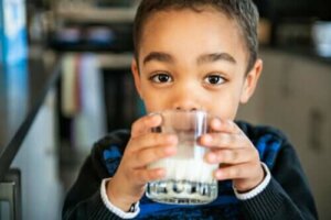 Ile mleka powinny pić dzieci w zależności od wieku?