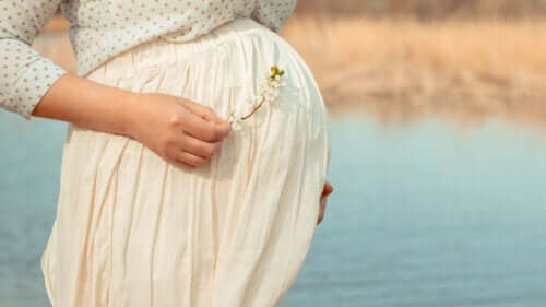 Eleganckie i stylowe stroje ciążowe