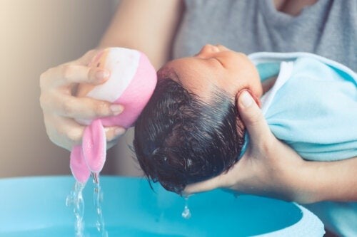 Czy powinnam myć włosy dziecka i jak często to robić?
