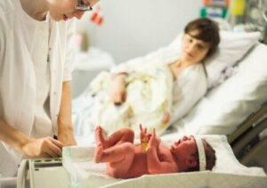 Niemowlęta tracą na wadze przy urodzeniu: ile i dlaczego?