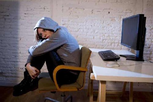 Nastolatek przy komputerze