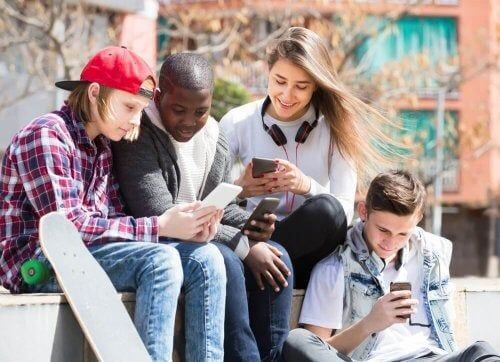 Niebezpieczne trendy dla nastolatków w sieciach społecznościowych