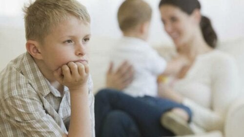 Poznaj typowe błędy rodzicielskie, które wywołują poczucie zazdrości między rodzeństwem