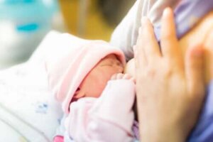 Karmienie wcześniaków: poznaj podstawowe metody i wskazówki