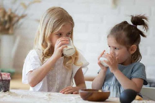 Dzieci pijące mleko