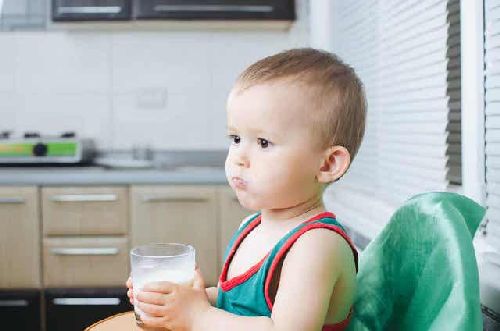 Dziecko pijące mleko