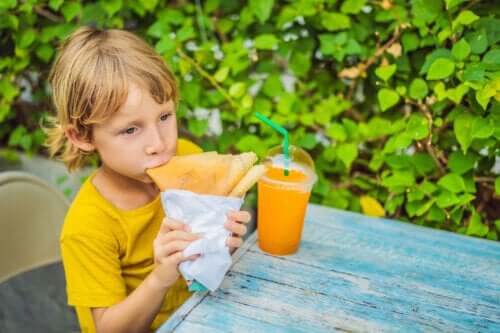 Jedzenie między posiłkami u dzieci i związane z nim ryzyko